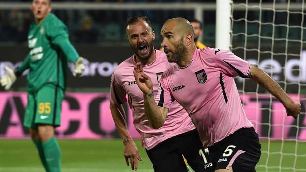 Enzo Maresca celebrates his goal scored against Verona while Alberto Gilardino runs towards him