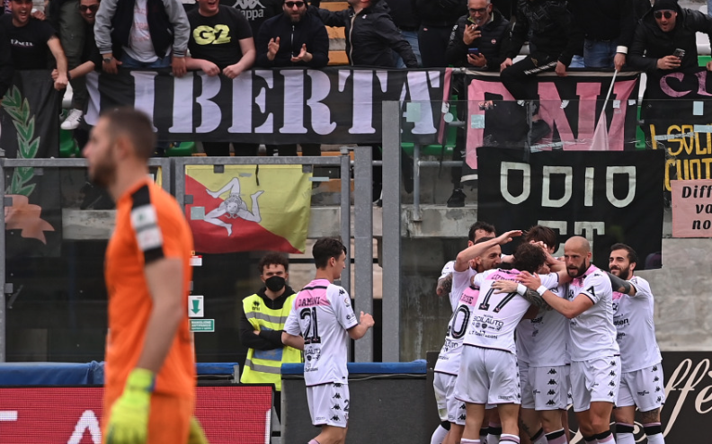 Palermo players celebrate Matteo Brunori's goal against Monopoli