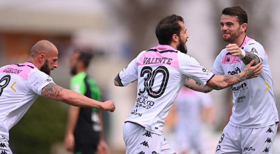 Nicola Valente celebrates his goal scored against Monopoli with Matteo Brunori and Maxime Giron