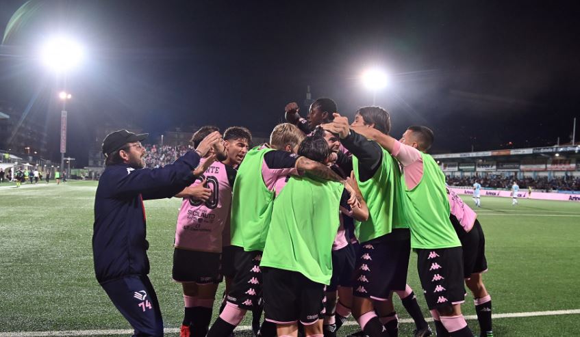 Palermo players celebrate Matteo Brunori's goal against Virtus Entella