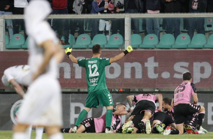Palermo players celebrate Gregorio Luperini's goal against Triestina