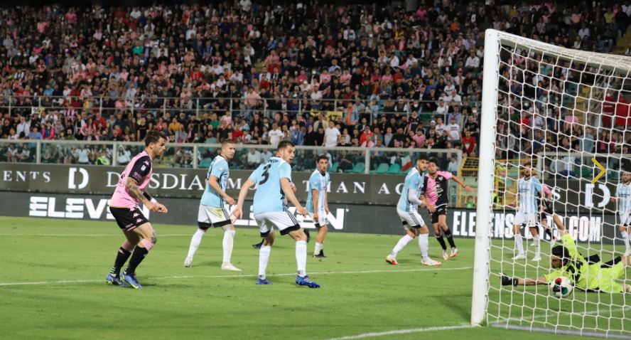 Palermo striker Edoardo Soleri scores against Entella