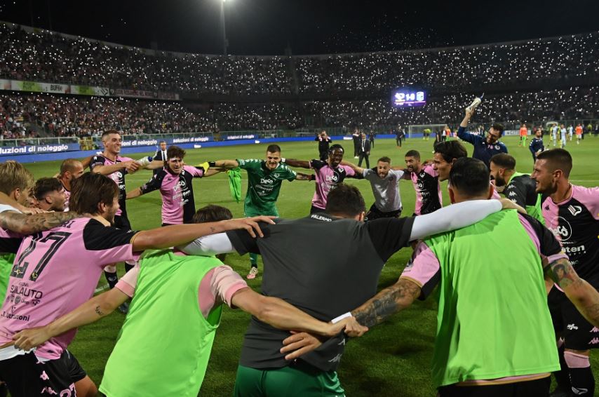 Palermo players huddle and celebrate their victory over Feralpisalo