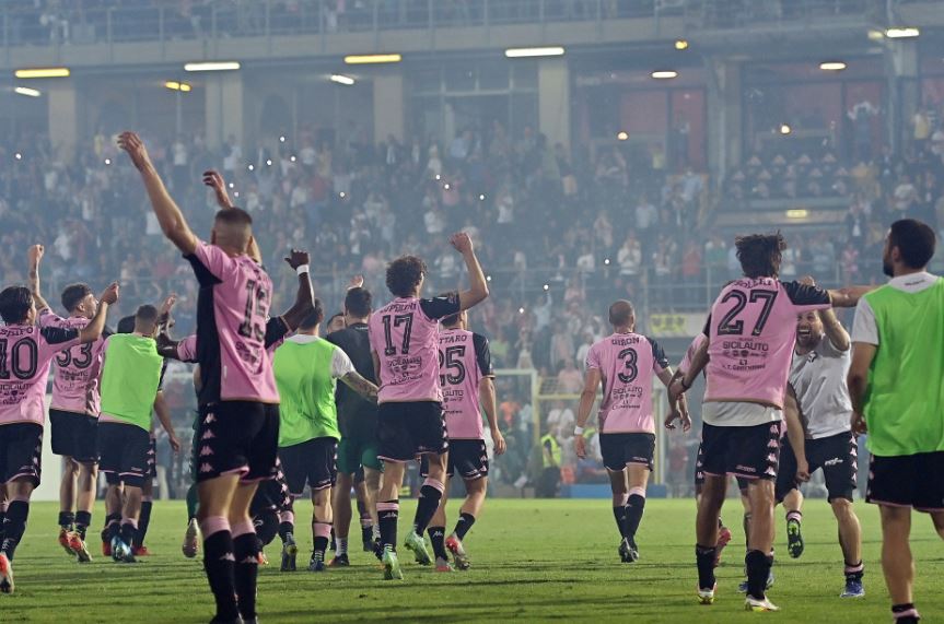 Palermo players celebrate in front of the fans