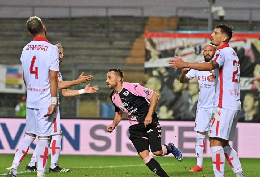 Roberto Floriano celebrates his goal while four Padova defenders lament